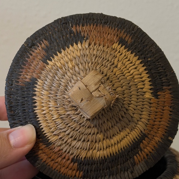 Handmade African Ukhamba Basket with Lid & Stand - Picture 5 of 10